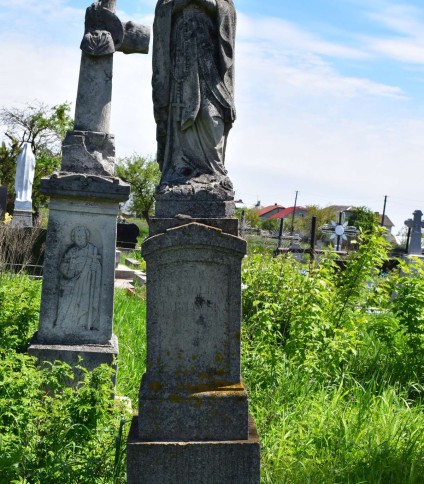 Nagrobek Karoliny Tarnawskiej, cmentarz w Poczapińcach