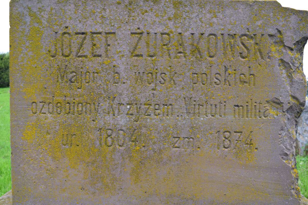 Inskrypcja z nagrobka Józefa i Wiktorii Żurakowskich oraz Mikołaja i Wandy Merey de Kaposmere, cmentarz w Hłuboczku Wielkim