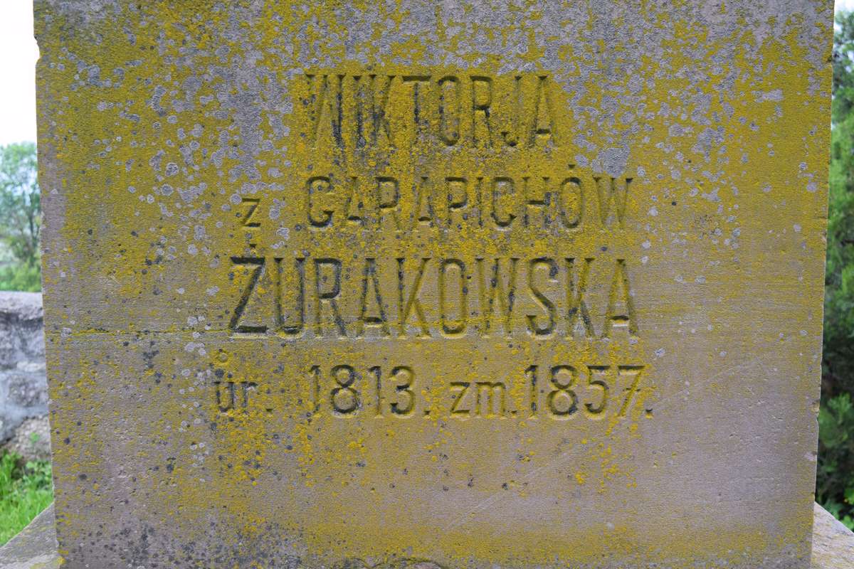 Inskrypcja z nagrobka Józefa i Wiktorii Żurakowskich oraz Mikołaja i Wandy Merey de Kaposmere, cmentarz w Hłuboczku Wielkim