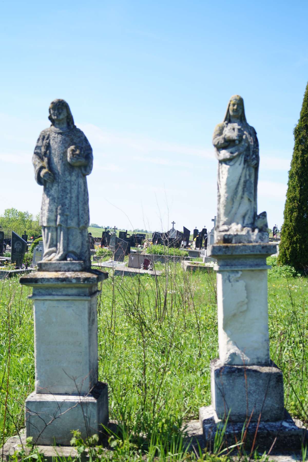 Nagrobek Stefana Blaszkiewicza (po lewej), cmentarz w Ihrowicy