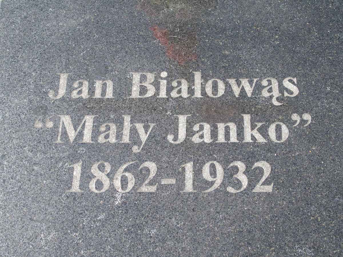 Płyta z inskrypcją z nagrobka Jana Białowąsa, cmentarz w Ihrownicy