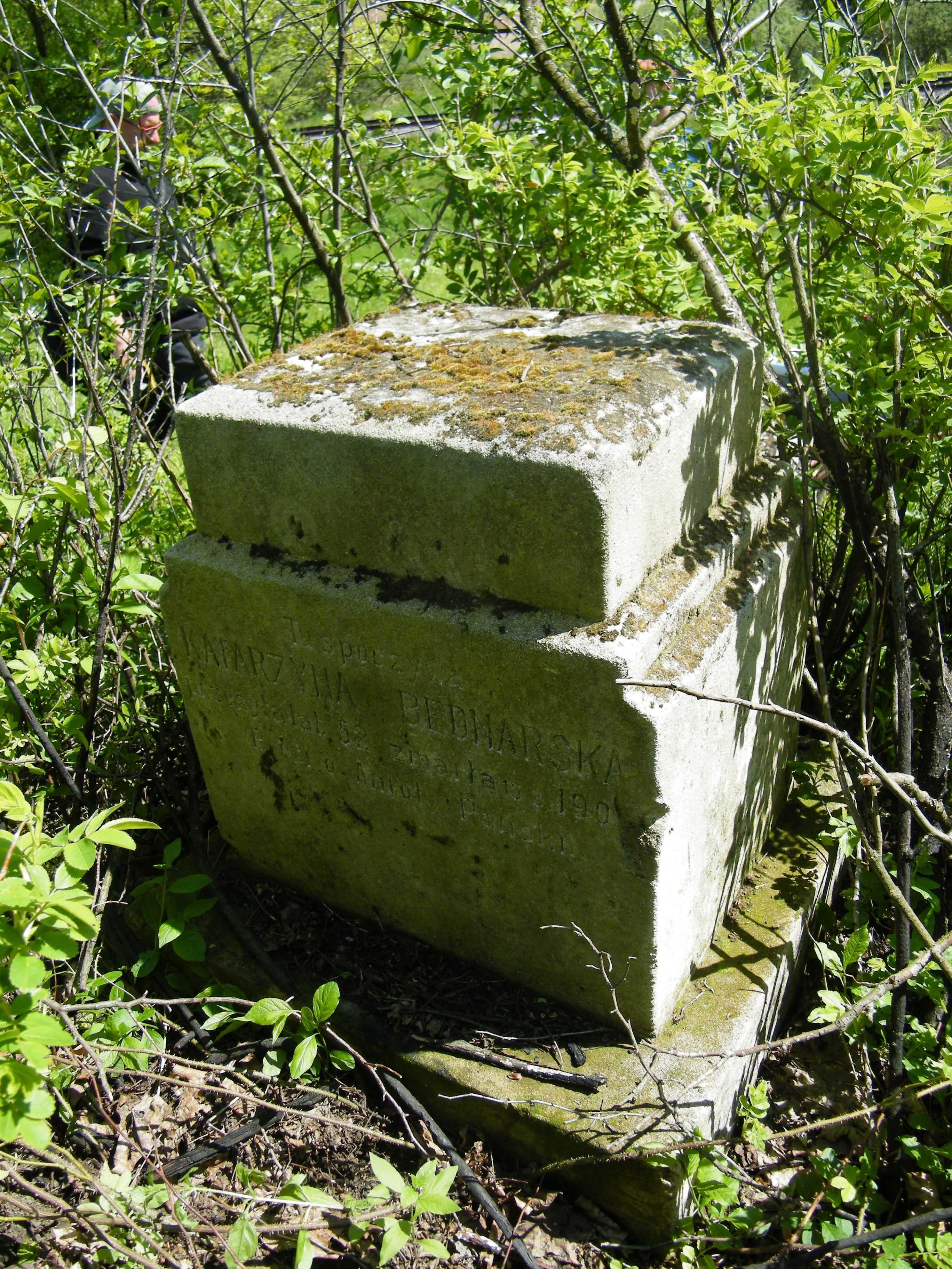 Nagrobek Katarzyny Bednarskiej, Cmentarz w Łozowej