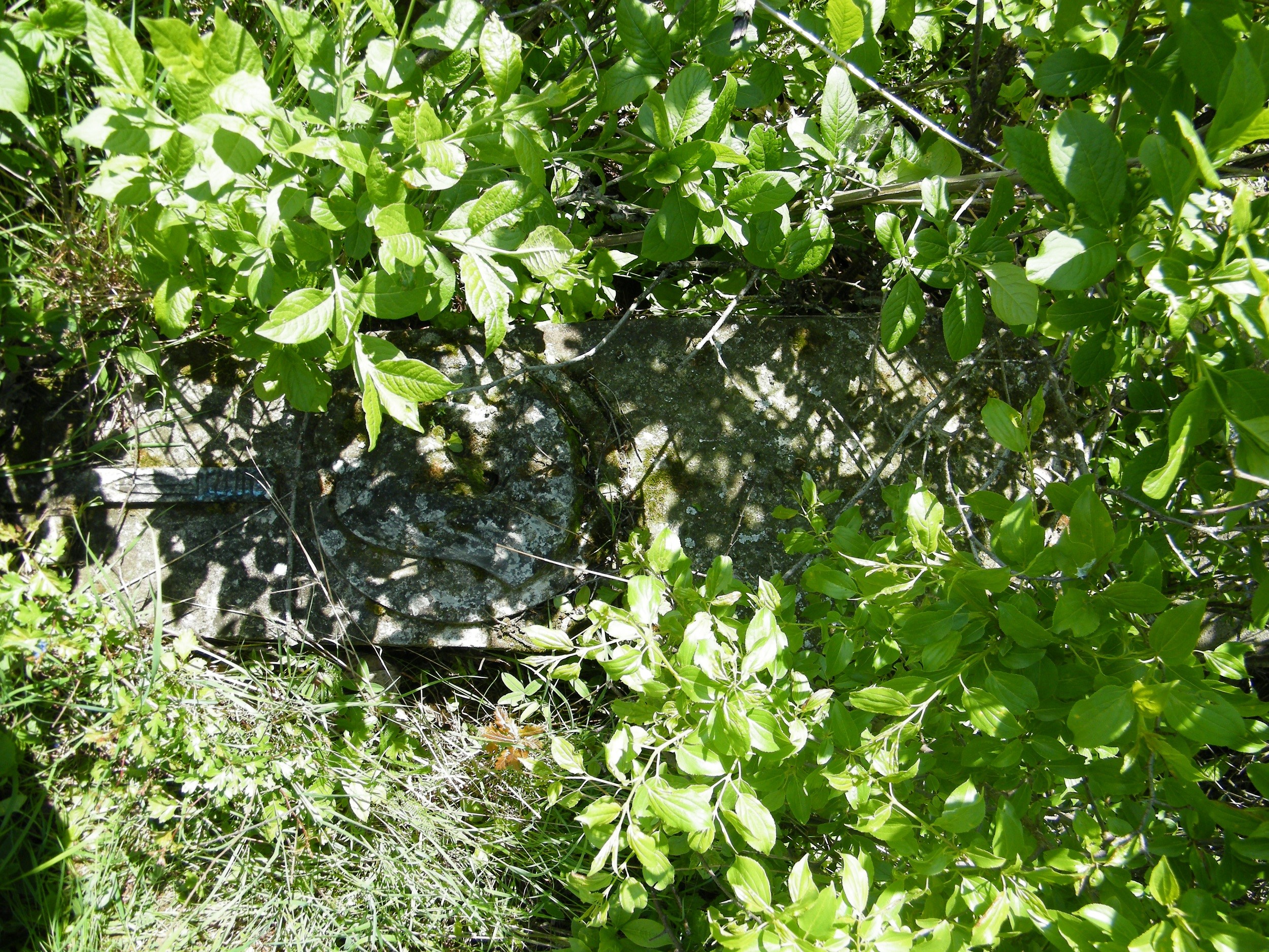 Dislodged obelisk from the gravestone of Katarzyna Bednarska, Lozowa cemetery