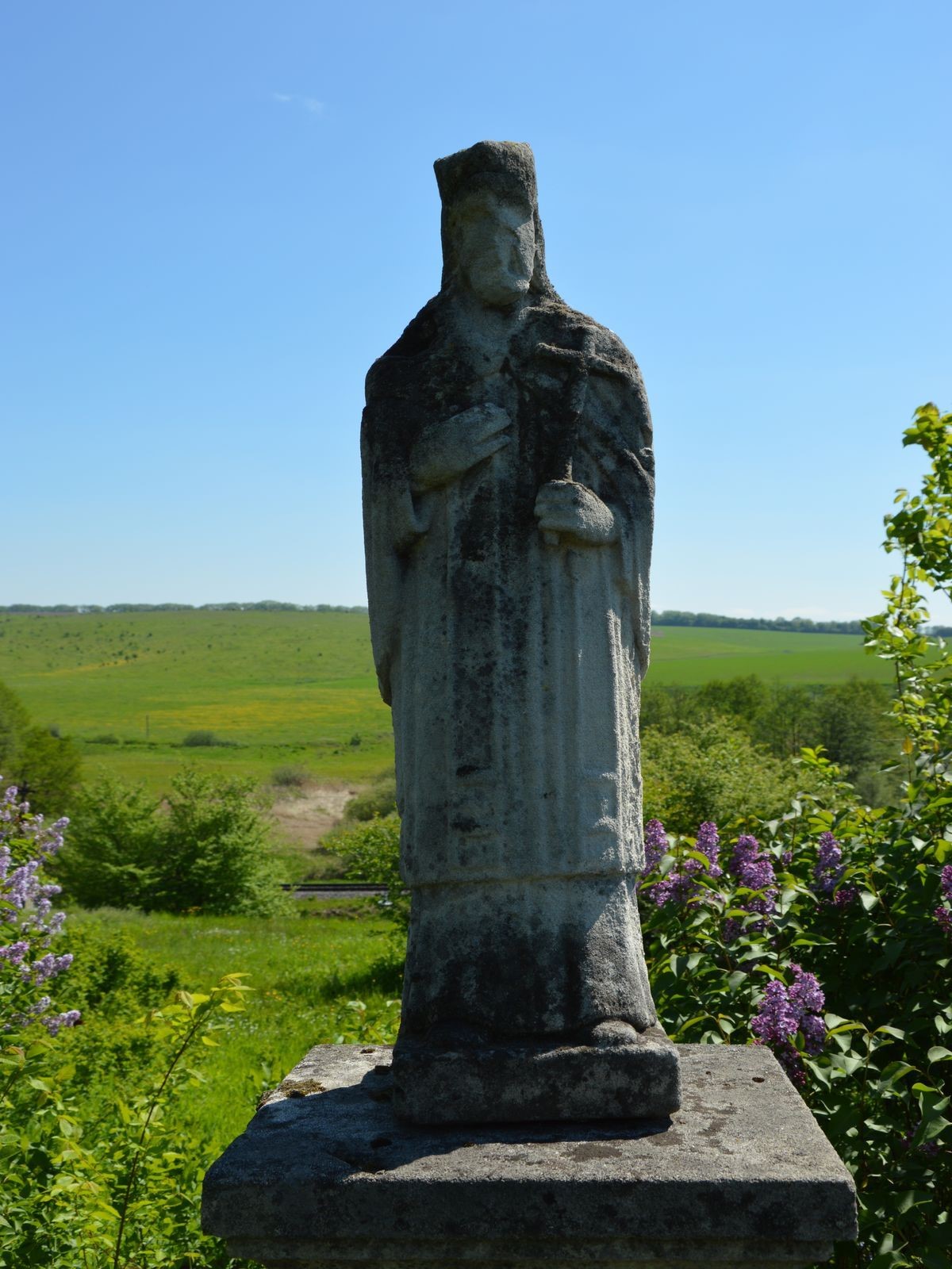 Figura z nagrobka Jana Gajowskiego, Jaryny Gajowskiej, Marii Gajowskiej i Pawła Gajowskiego, cmentarz w Łozowej