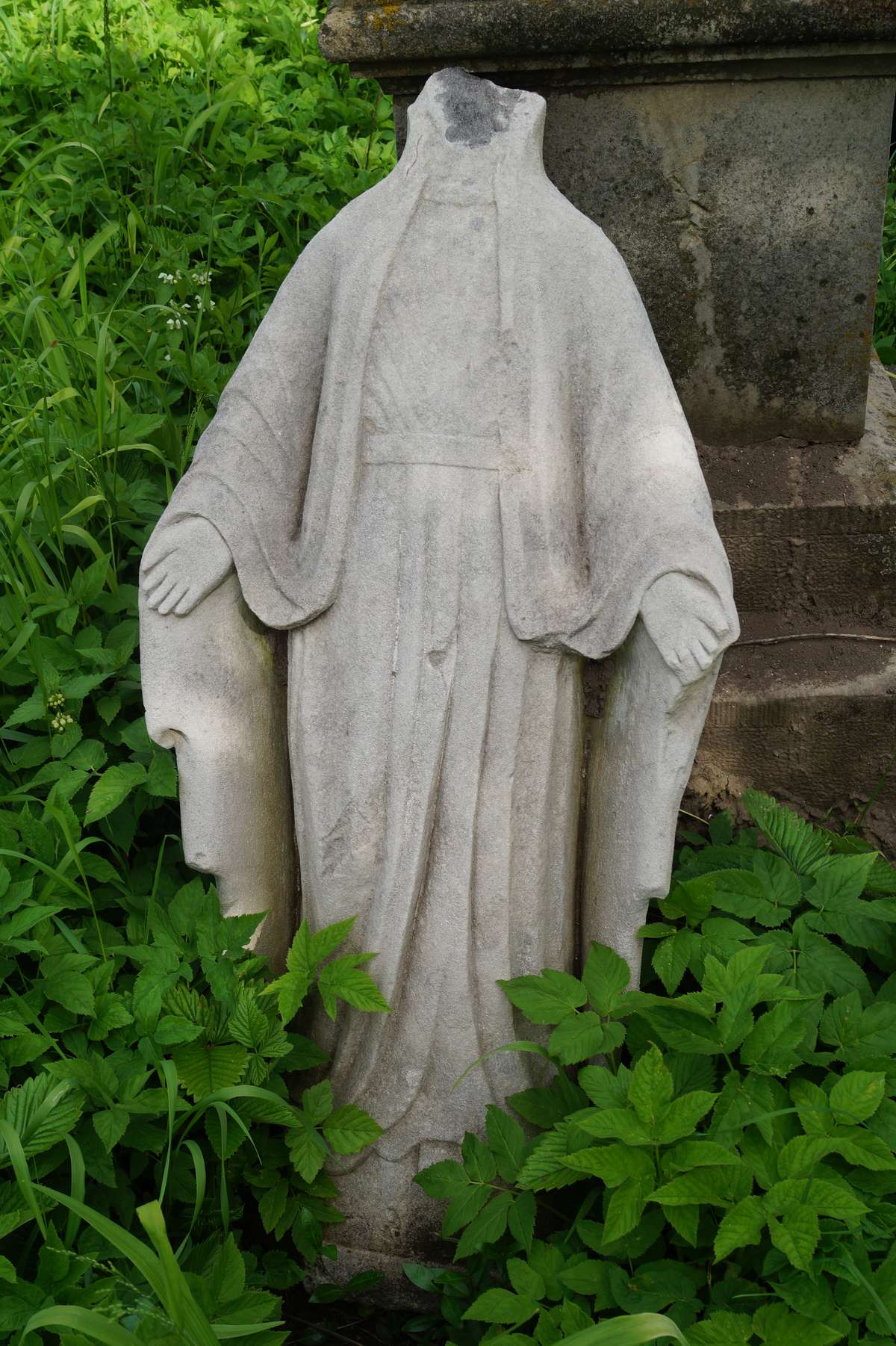 Figura z nagrobka Katarzyny Temlak, cmentarz w Janówce