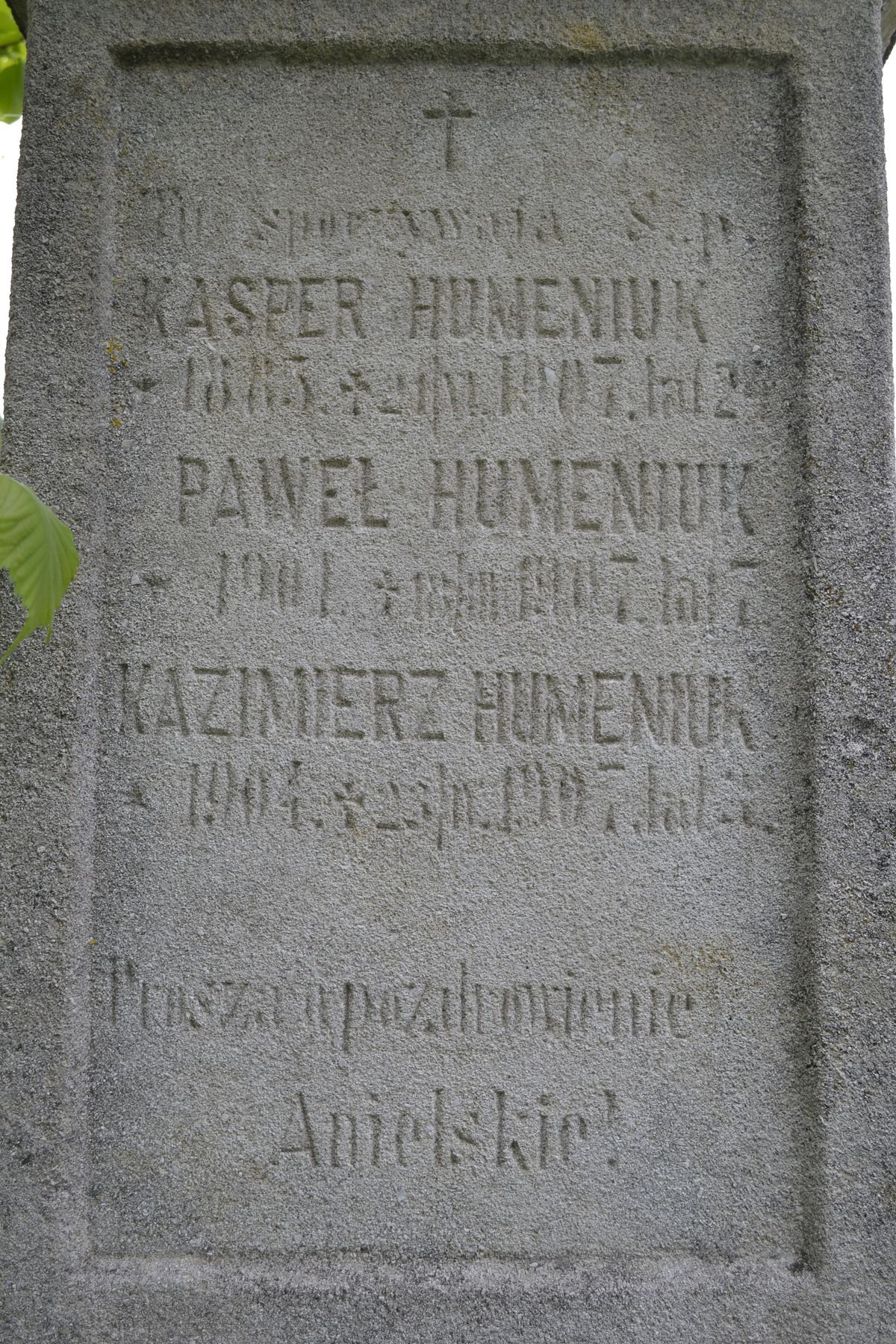 Fragment nagrobka Kacpra, Pawła i Kazimierza Humeniuków, cmentarz w Janówce