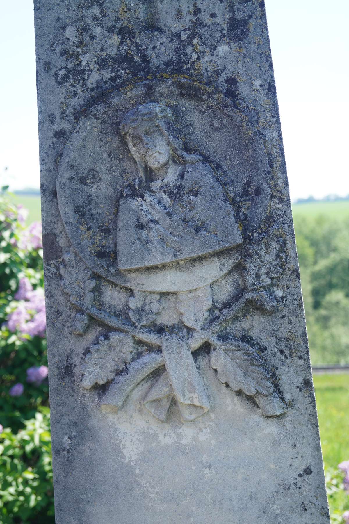 Wypukłorzeźbiony medalion z  popiersiem Chrystusa boleściwego z nagrobka Andrzeja Mościpana, cmentarz w Łozowej