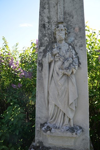 Wypukłorzeźbiona postać św. Piotra na konsoli z nagrobka Piotra Bednarskiego, cmentarz w Łozowej