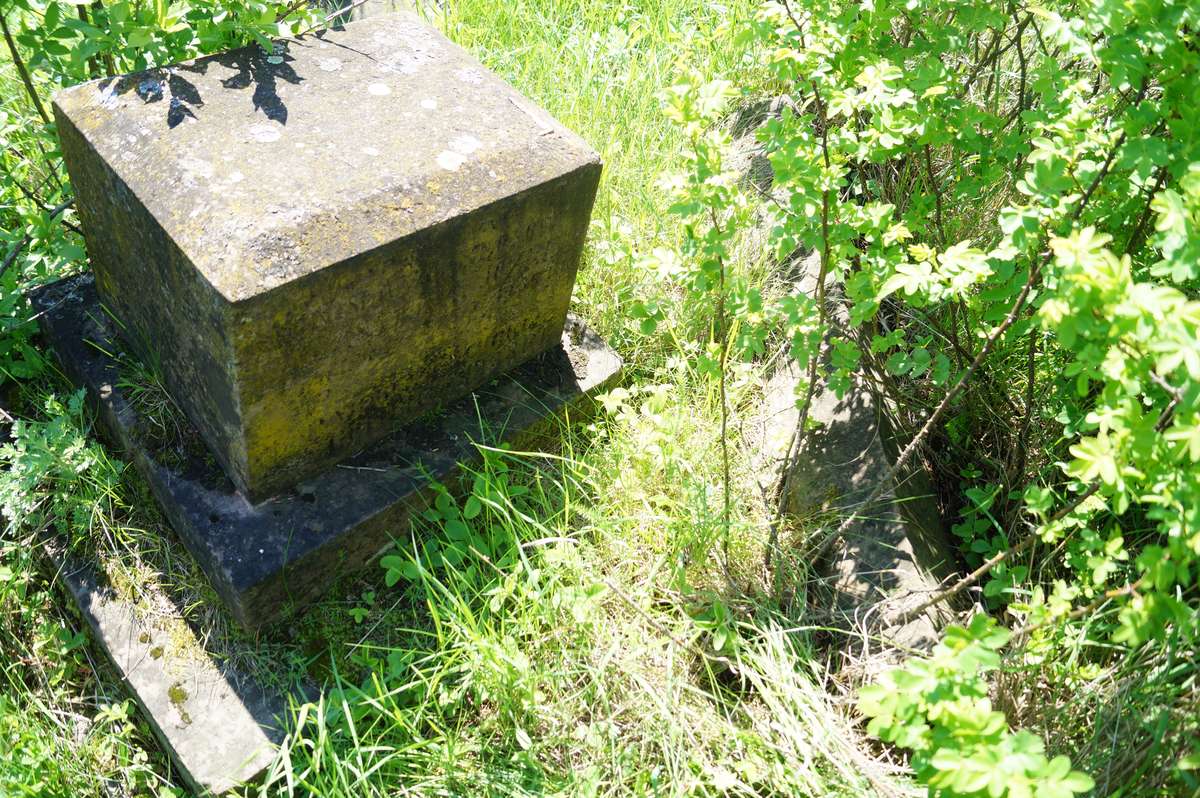 Tombstone of Bronisława and Józef Kanas, cemetery in Łozowa