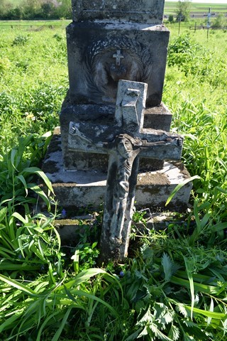 Gravestone of Leon Wozniak with a broken cross, Lozowa cemetery