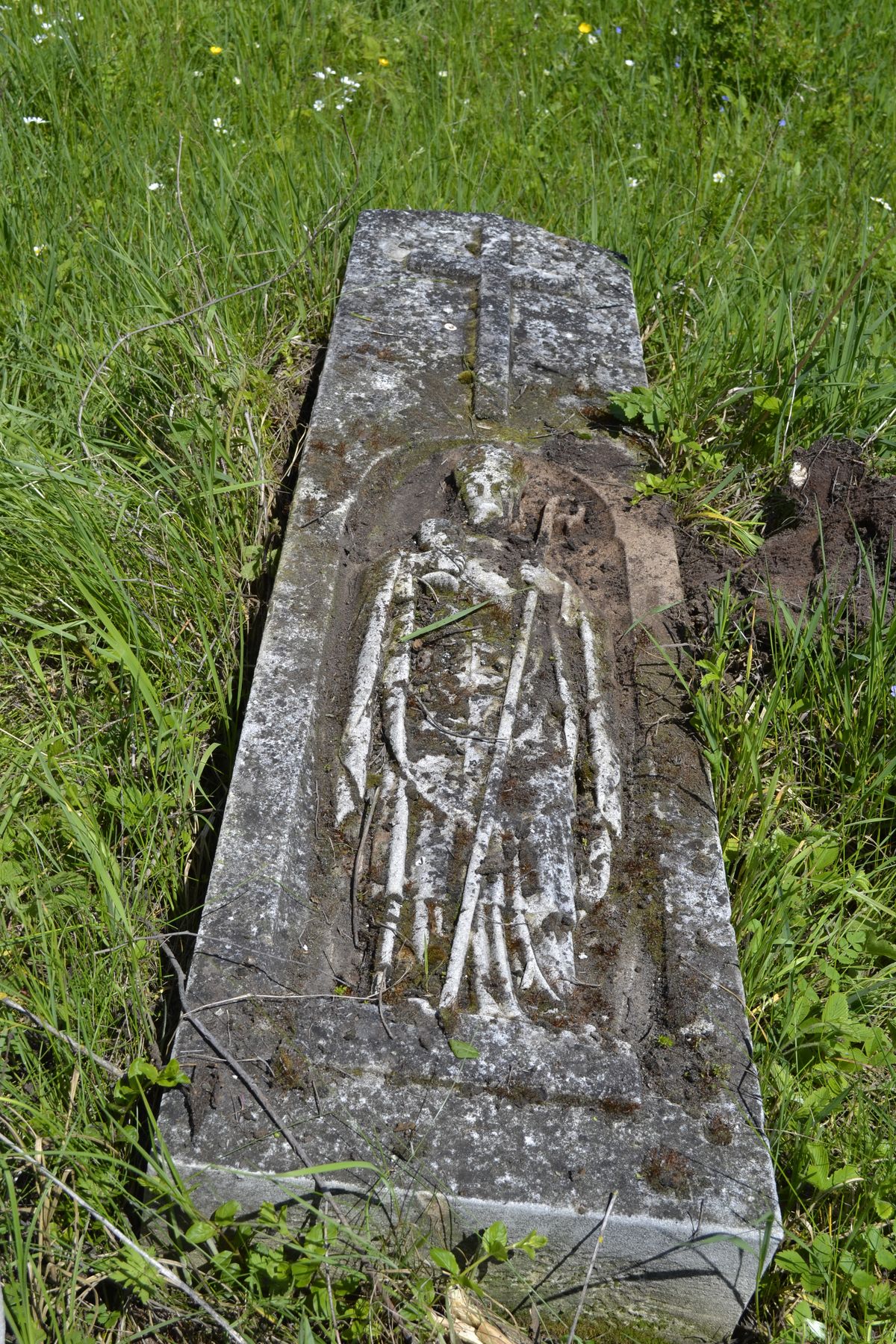 Płaskorzeźbiona postać św. Wojciecha z nagrobka Wojciecha Gajowskiego, cmentarz w Łozowej