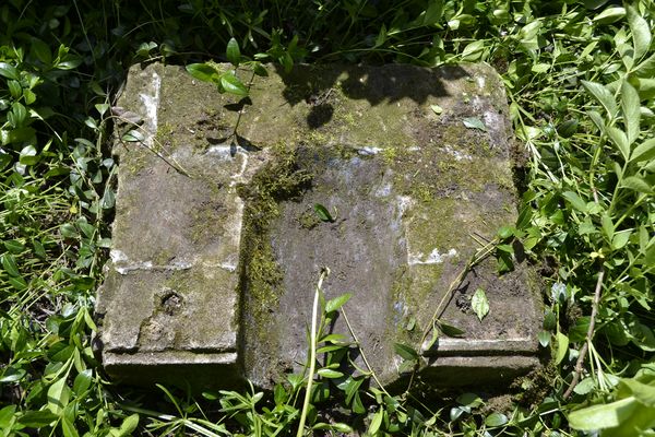 Fragment of a tombstone of Karol and Anna Atamanczuk, Horodyszcze cemetery