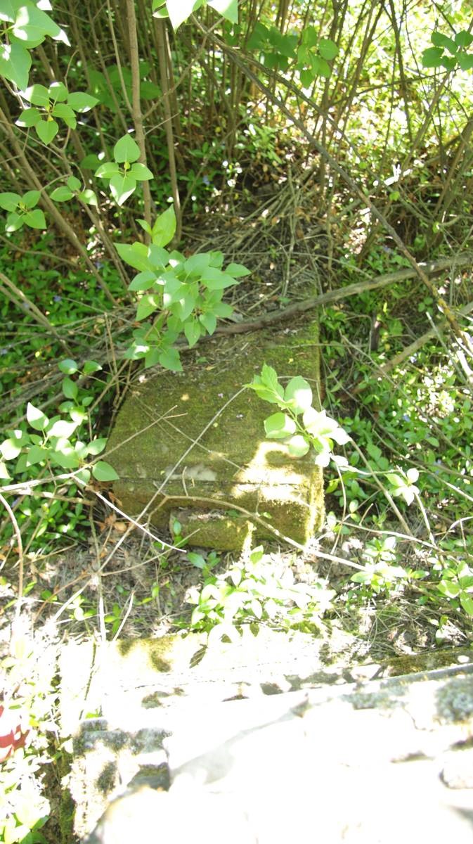 Strącony obelisk z nagrobka Jana Wierzby Wendorffa, cmentarz w Łozowej