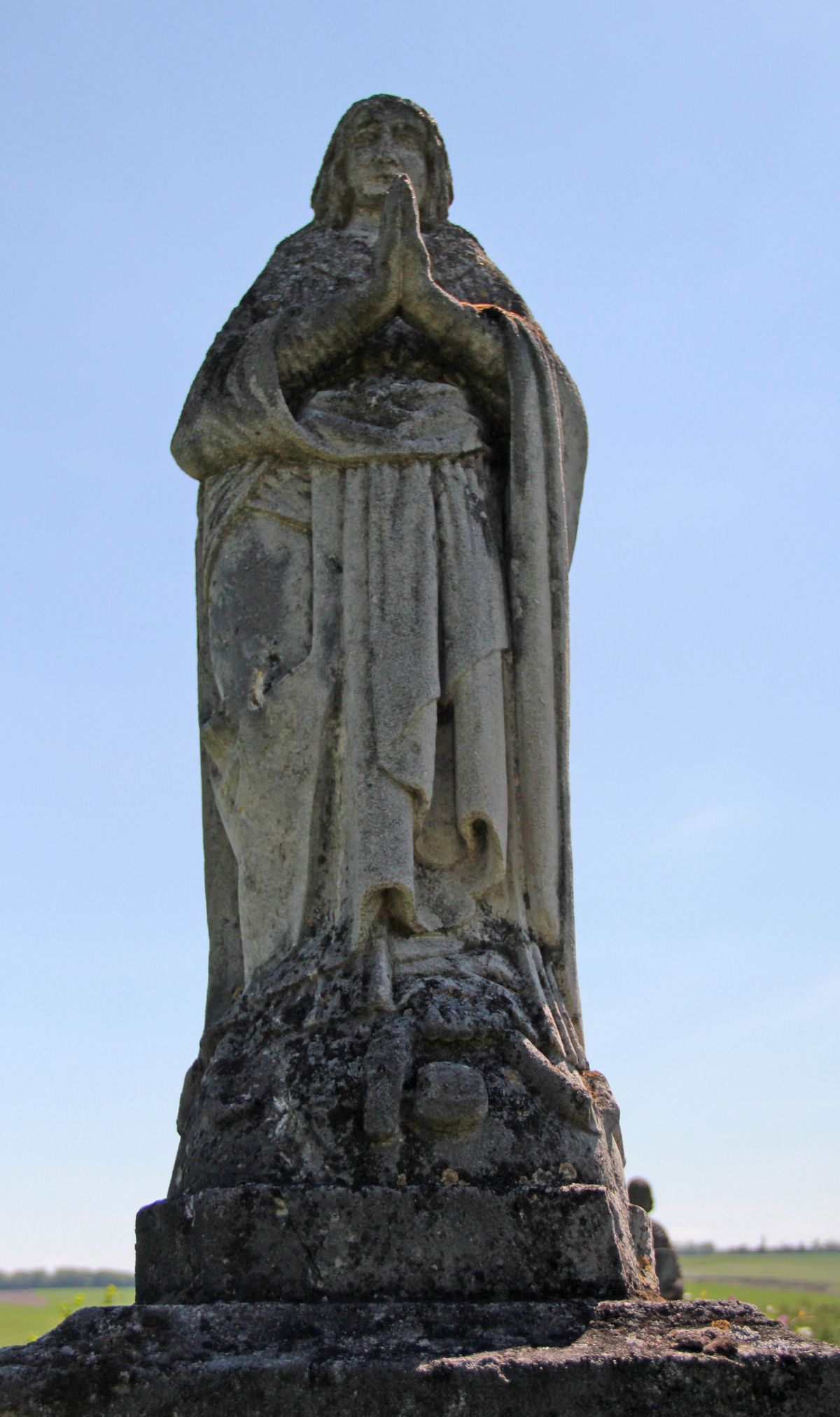 Figura z nagrobka Wiktorii Bilsalewicz, cmentarz w Łozowej