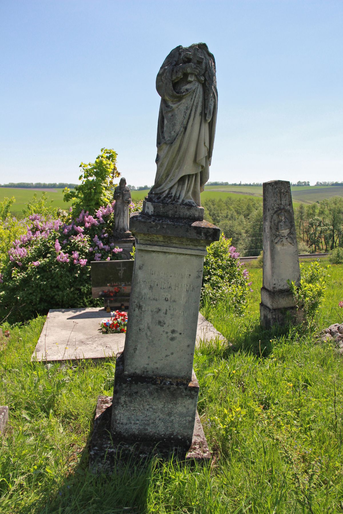 Nagrobek Wiktorii Harak, cmentarz w Łozowej