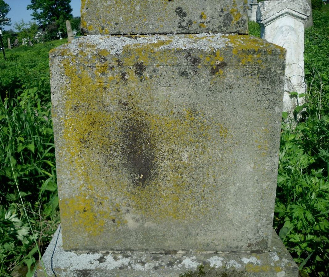 Fragment nagrobka Kseni Bodnar. Cmentarz w Cebrowie