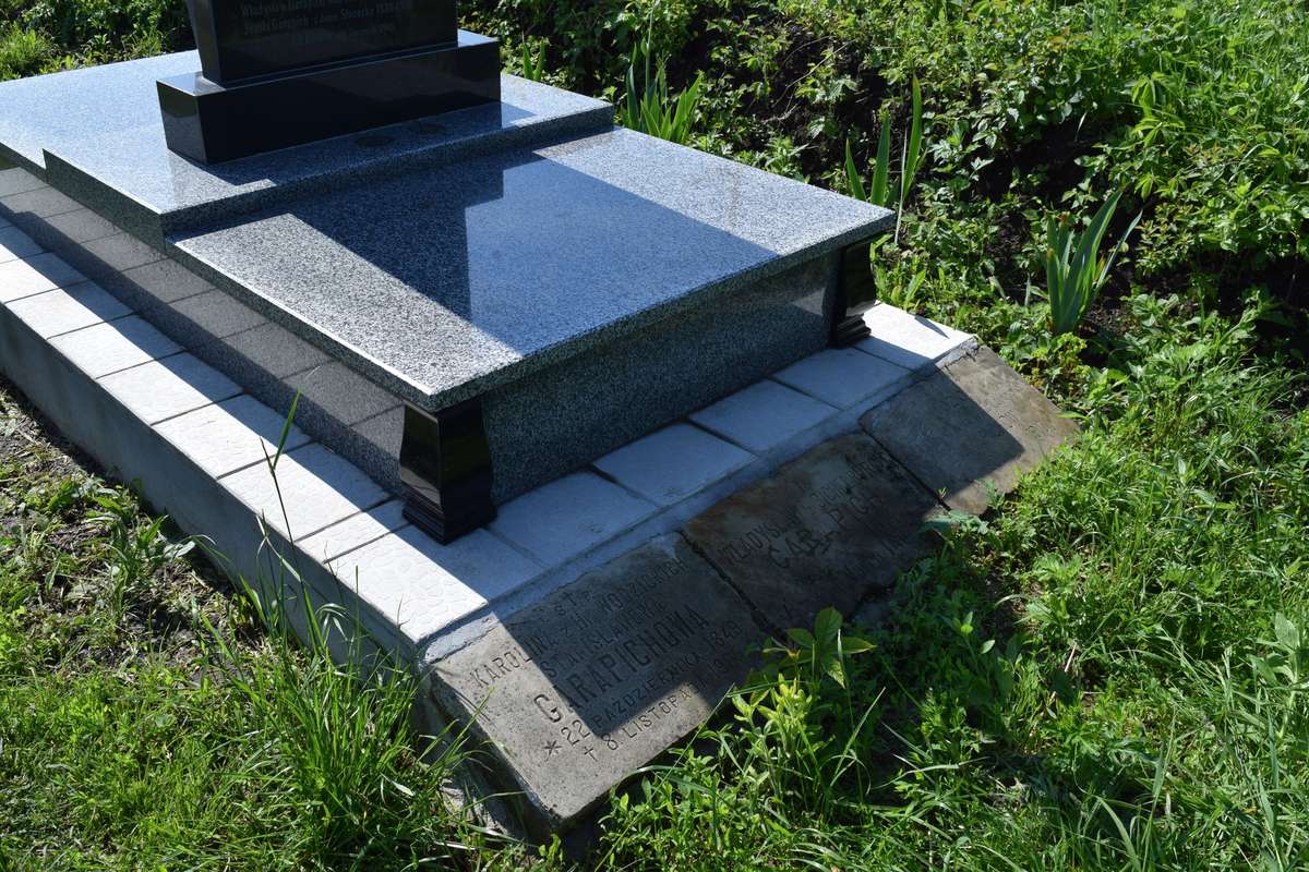 Fragment nagrobka rodziny Garapichów. Cmentarz w Cebrowie