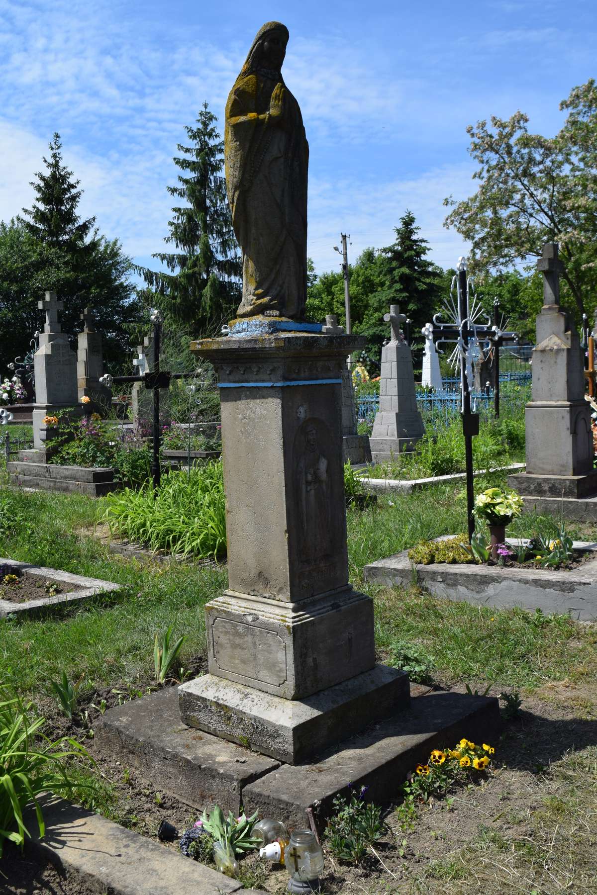 Votive statue, cemetery in Zastawie