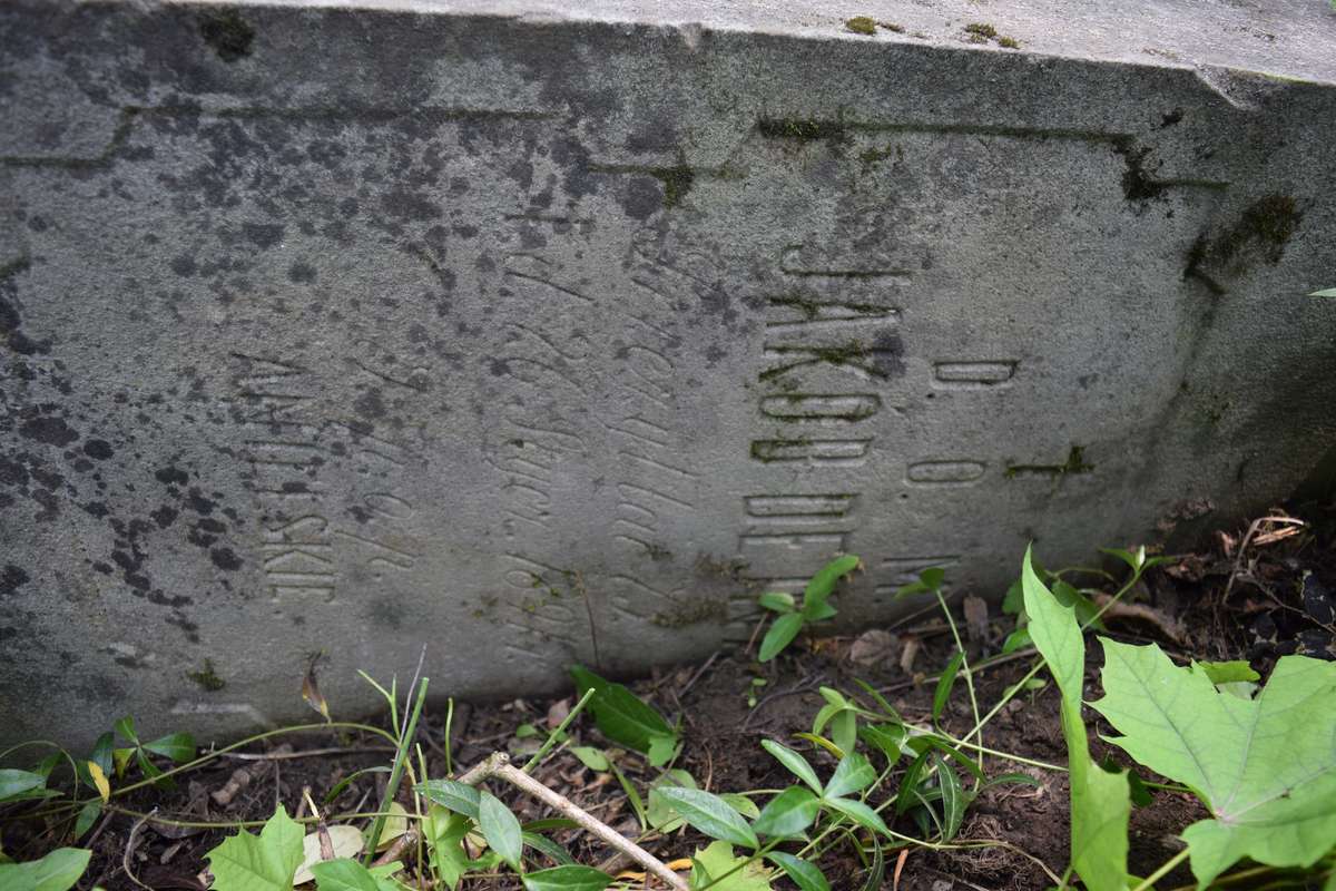 Fragment nagrobka Jakuba Deiny, cmentarz w Borkach Wielkich
