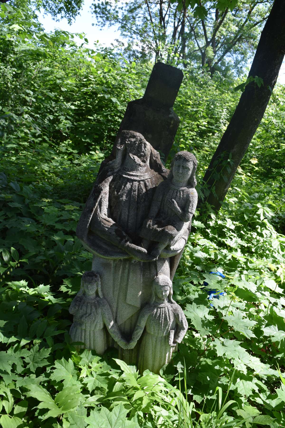 Figura z nagrobka Marii Wiszniówskiej, cmentarz w Borkach Wielkich
