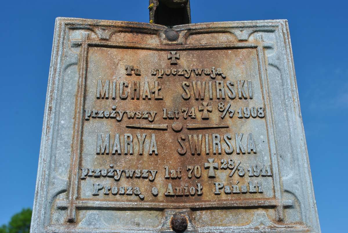 Tabliczka z inskrypcją z nagrobka Marii i Michała Swirskich. Cmentarz w Cebrowie