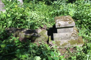 Nagrobek Emilii Gutteter, cmentarz w Borkach Wielkich