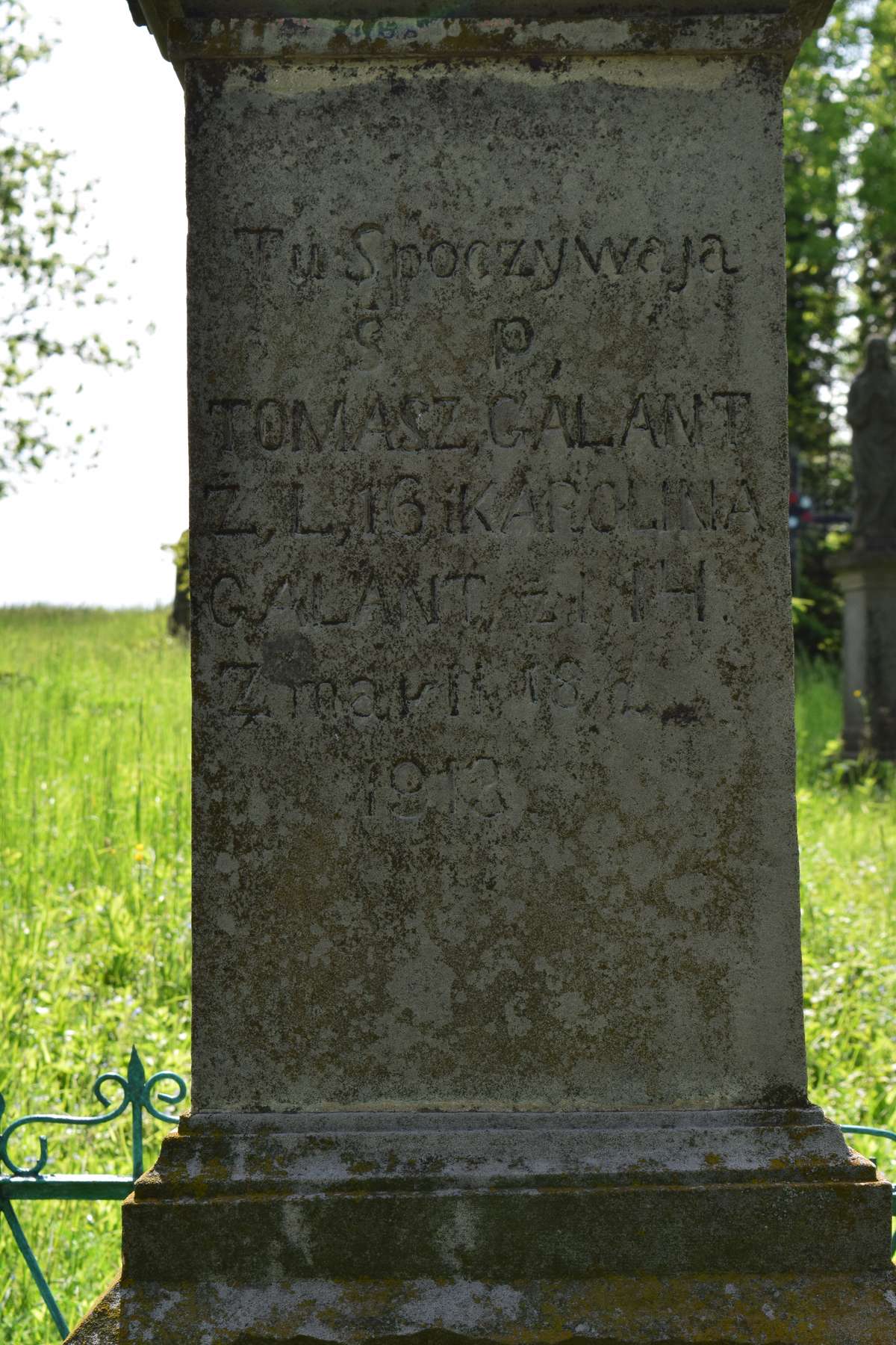 Inskrypcja z nagrobka Karoliny i Tomasza Galantów, cmentarz w Czernielowie Ruskim