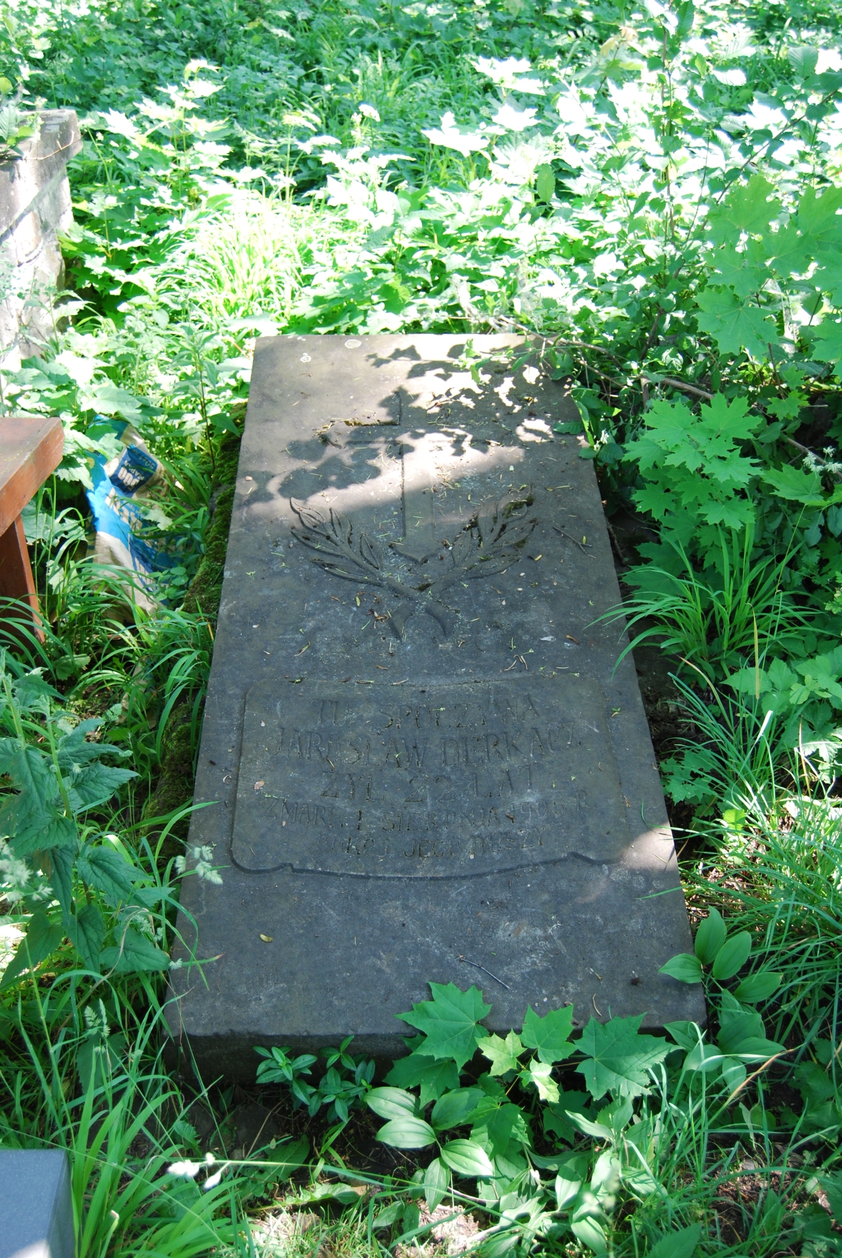 Nagrobek Jarosława Derkacza, cmentarz w Borkach Wielkich