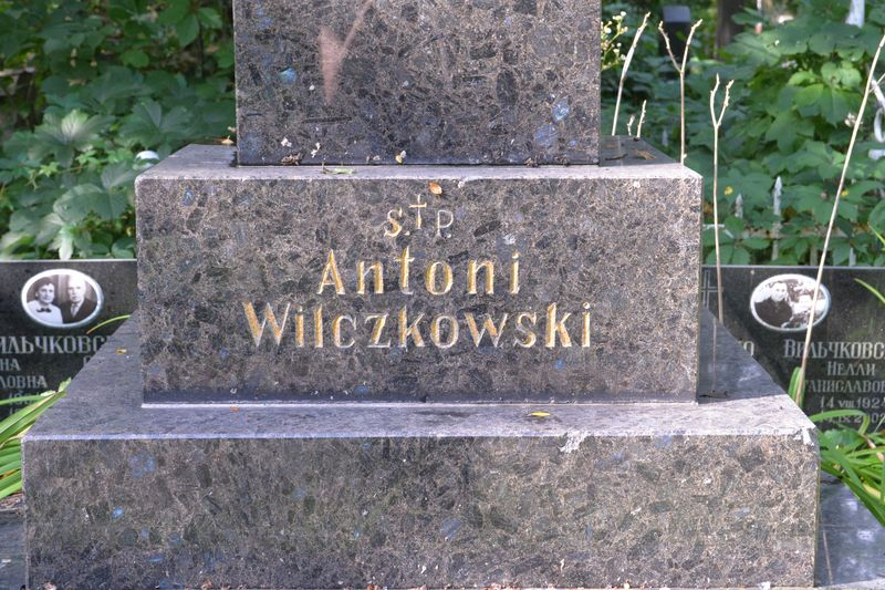 Fragment nagrobka  Antoniego Wilczkowskiego, cmentarz Bajkowa w Kijowie, stan z 2021