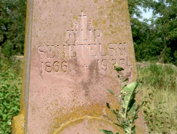 Gravestone of Filip Senetelski, cemetery in Strusowo