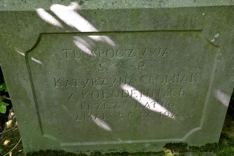 Inskrypcja z nagrobka Katarzyny Chomiak, cmentarz w Bucniowie