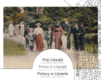 Historyczna pocztówka przedstawiająca grupę ludzi spacerujących w parku w Lipawie, z tytułem wystawy 'Polacy w Lipawie' w trzech językach: łotewskim, angielskim i polskim.