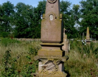 Nagrobek Jan Ogrodnik, Cmentarz w Strusowie