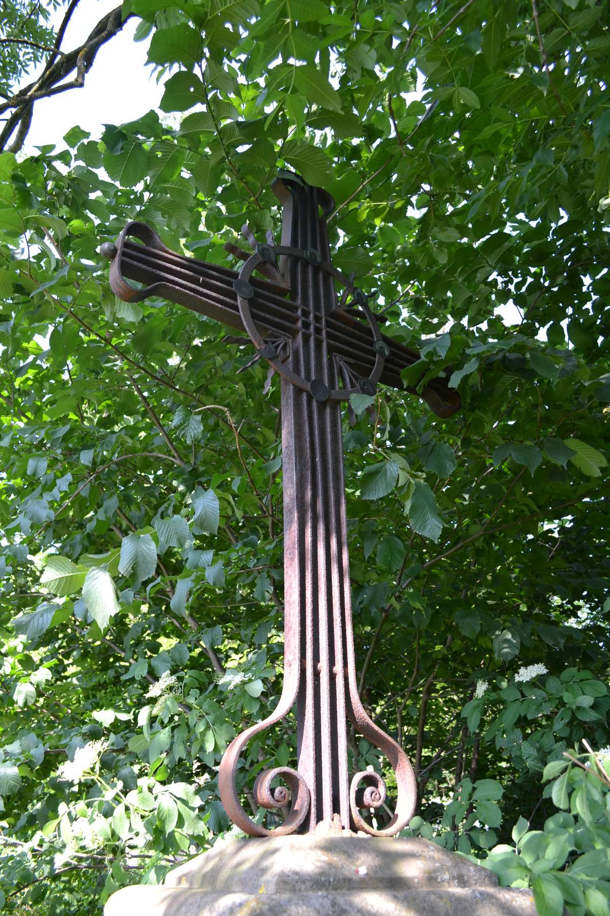 Krzyż z nagrobka Marii Luzpińskiej, cmentarz w Bucniowie