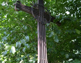 Krzyż z nagrobka Marii Luzpińskiej, cmentarz w Bucniowie