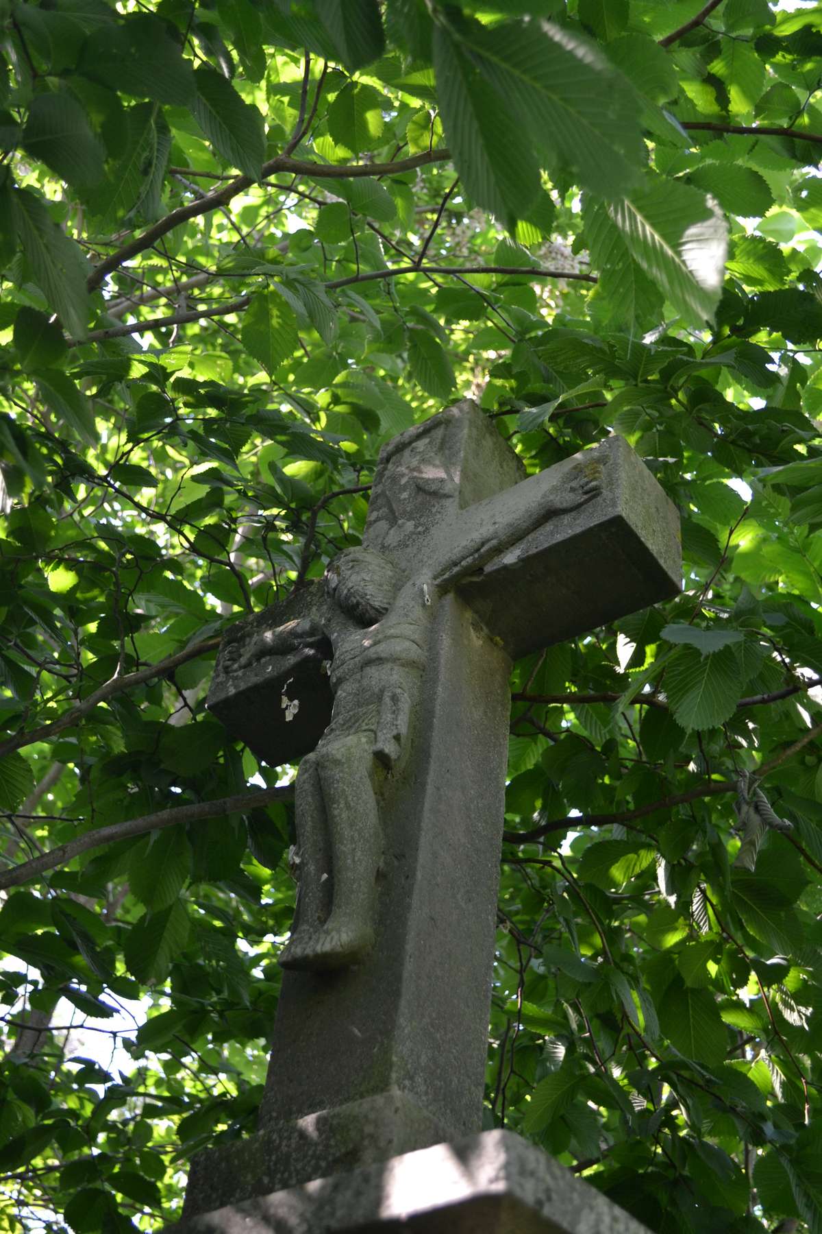 Krzyż z nagrobka Jana, Krystyny i Macieja Jasińskich, cmentarz w Bucniowie