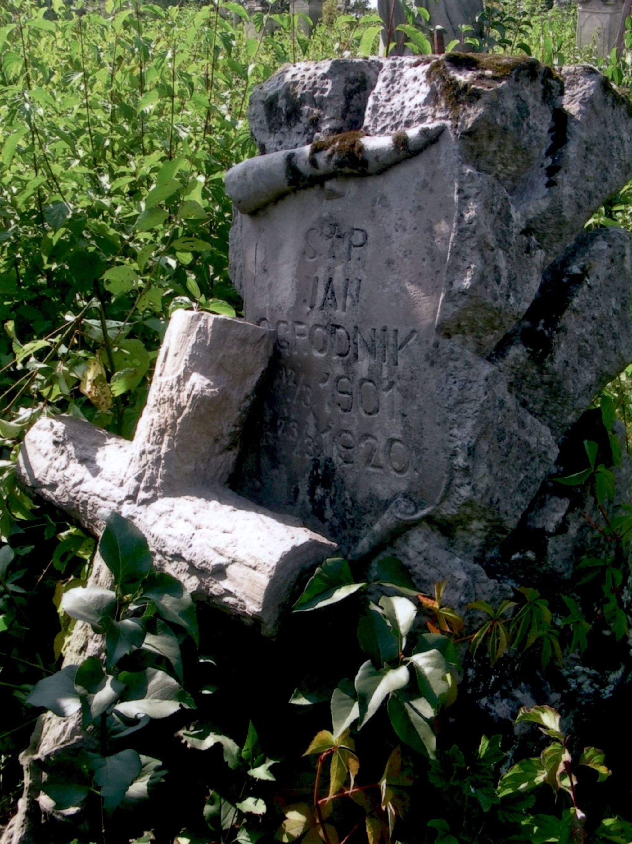 Tombstone Jan Ogrodnik, cemetery in Strusowo