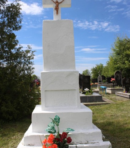 Krzyż wotywny na cmentarzu w Draganówce