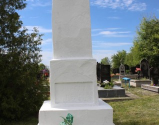 Krzyż wotywny na cmentarzu w Draganówce