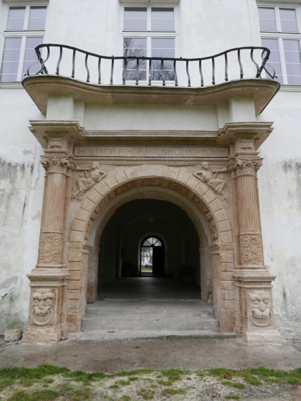 Portal w pałacu Poniatowskich po realizacji prac