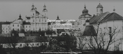 Czarno-biała fotografia zabytkowych budynków o barokowej architekturze, z napisem 'Zapomniane uczelnie Rzeczpospolitej' oraz nazwami Kroże, Krzemieniec, Podoliniec.