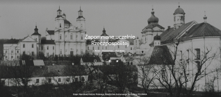 Czarno-biała fotografia zabytkowych budynków o barokowej architekturze, z napisem 'Zapomniane uczelnie Rzeczpospolitej' oraz nazwami Kroże, Krzemieniec, Podoliniec.
