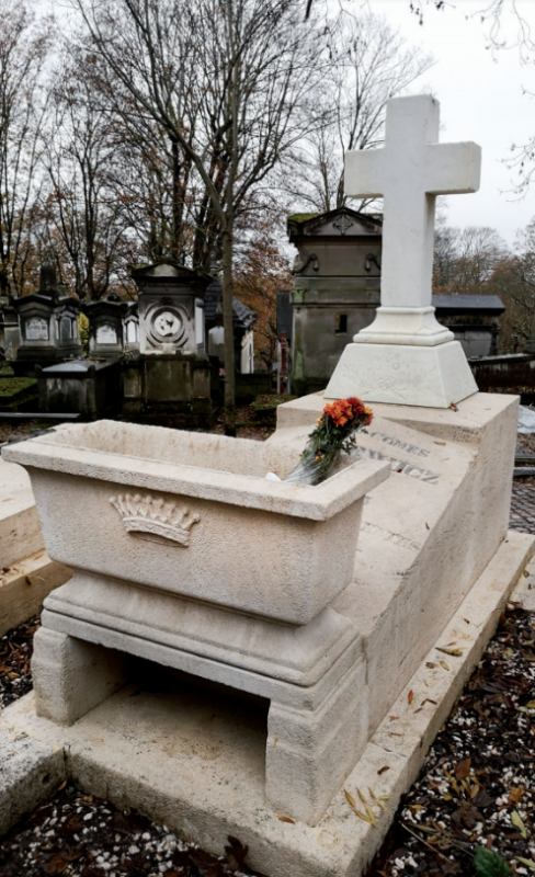 Tombstone in the Père-Lachaise cemetery, state after conservation work
