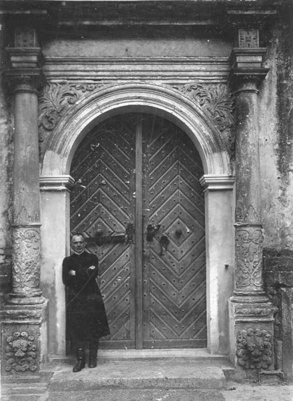 Entrance portal of the parish church of the Assumption of the Virgin Mary in Būsh, Ukraine, 17th century. State before 1939. photo at IHS UJ