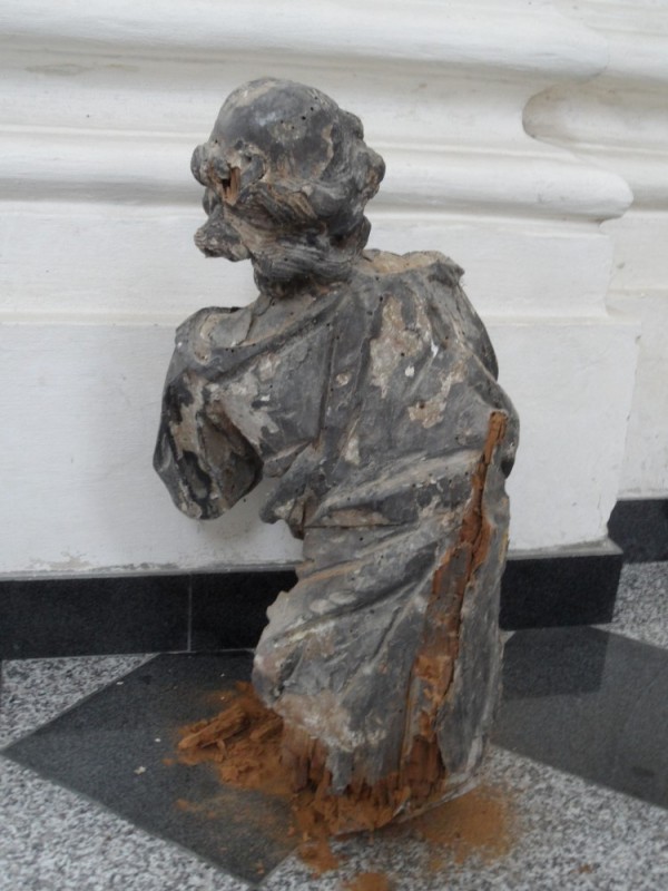 Figura św. Piotra w kościele parafialnym pw. Podwyższenia Krzyża Świętego w Brzozdowcach, przed konserwacją