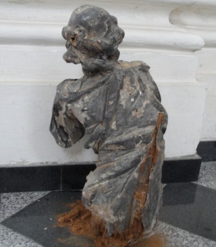 Figura św. Piotra w kościele parafialnym pw. Podwyższenia Krzyża Świętego w Brzozdowcach, przed konserwacją