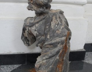 Figura św. Piotra w kościele parafialnym pw. Podwyższenia Krzyża Świętego w Brzozdowcach, przed konserwacją