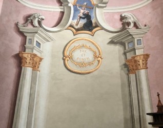 Ołtarz w kościele Podwyższenia Krzyża Pańskiego w Brzozdowcach