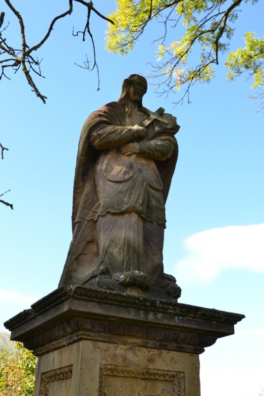 Figura nagrobka na cmentarzu Bazyliańskim w Krzemieńcu