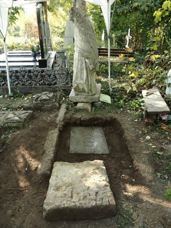 Figura św. Piotra z Alkantary na cmentarzu Bazyliańskim w Krzemieńcu